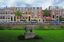904719 Gezicht op de voorgevels van de huizen Biltstraat 192 (links) -202 te Utrecht, met op de voorgrond het monument ...